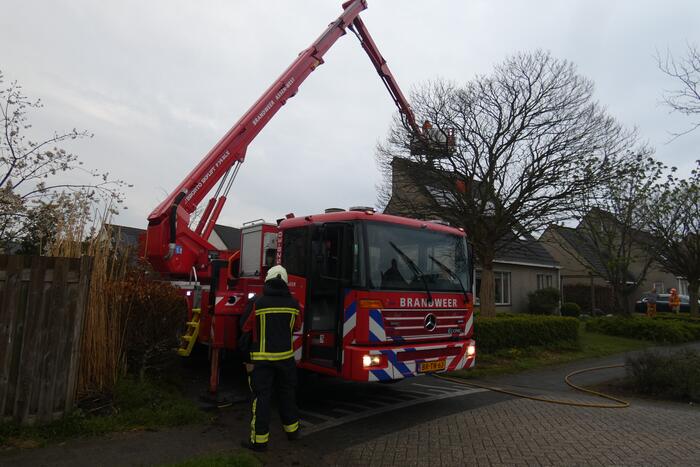 Brand in schoorsteen van woning