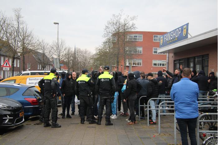 Veel supporters en vuurwerk bij voetbalstadion Cambuur