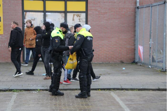 Veel supporters en vuurwerk bij voetbalstadion Cambuur