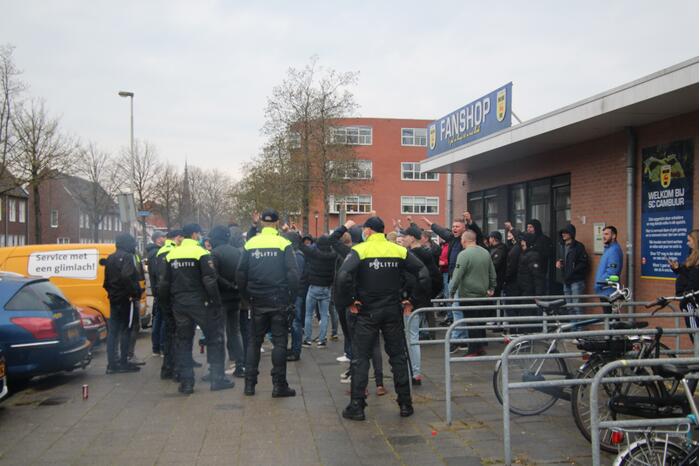 Veel supporters en vuurwerk bij voetbalstadion Cambuur