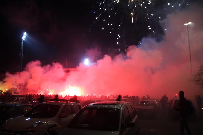 Veel supporters en vuurwerk bij voetbalstadion Cambuur