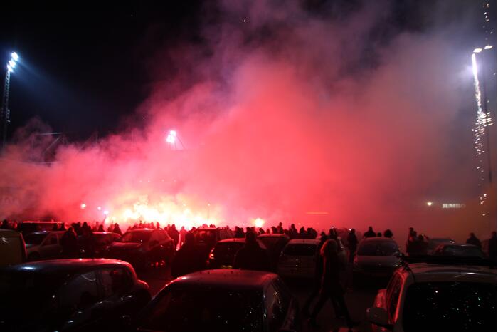 Veel supporters en vuurwerk bij voetbalstadion Cambuur