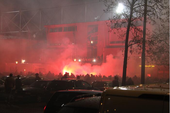 Veel supporters en vuurwerk bij voetbalstadion Cambuur