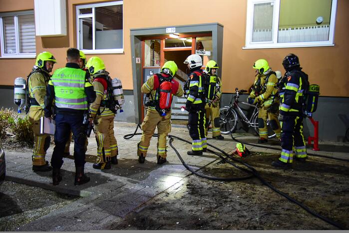Brand in portiekflat na ontploffing