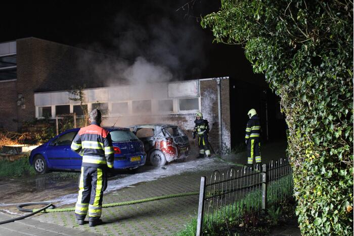 Geparkeerde auto verwoest door brand