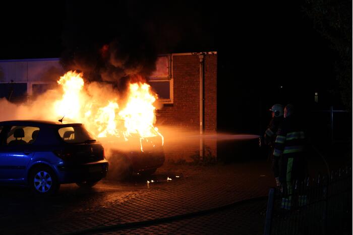 Geparkeerde auto verwoest door brand