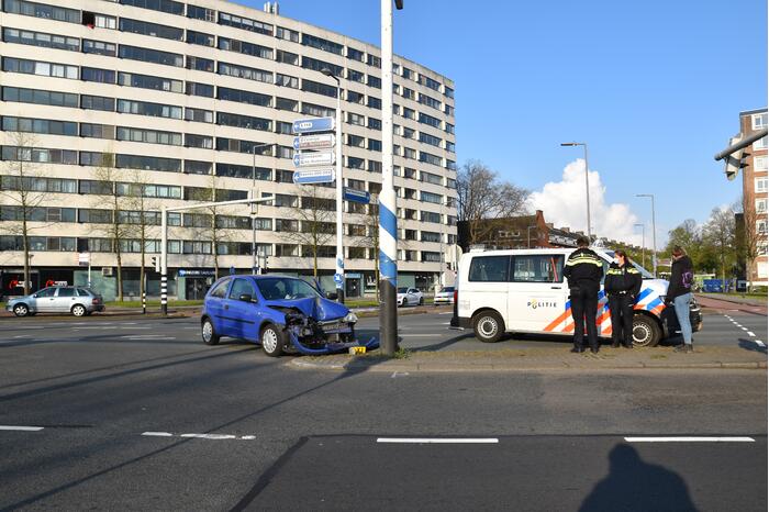 Auto klapt vol op ANWB paal en is total-loss