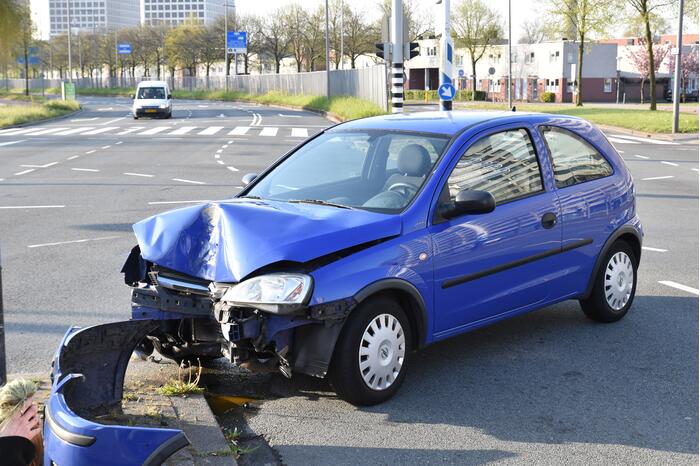 Auto klapt vol op ANWB paal en is total-loss
