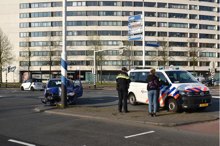 Auto klapt vol op ANWB paal en is total-loss
