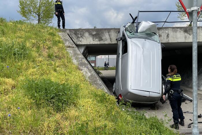 Bestelbus eindigt tegen viaduct
