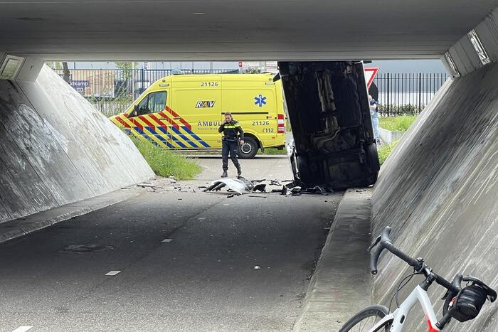 Bestelbus eindigt tegen viaduct