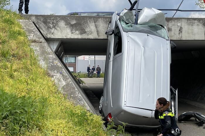 Bestelbus eindigt tegen viaduct