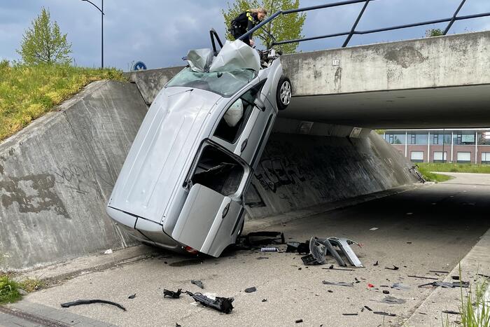 Bestelbus eindigt tegen viaduct