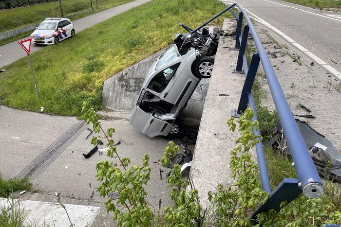Bestelbus eindigt tegen viaduct