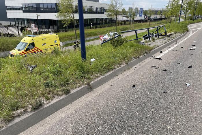 Bestelbus eindigt tegen viaduct