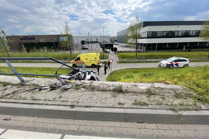 Bestelbus eindigt tegen viaduct