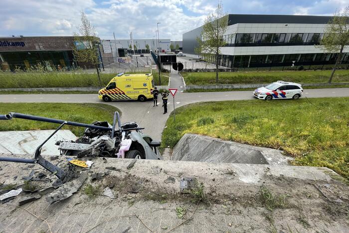 Bestelbus eindigt tegen viaduct