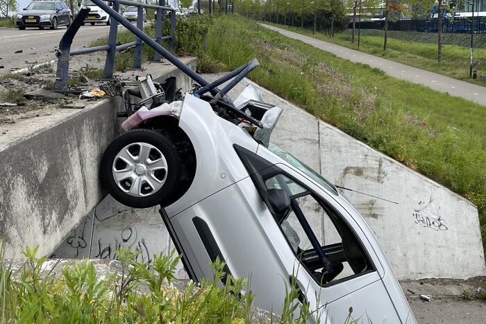 Bestelbus eindigt tegen viaduct