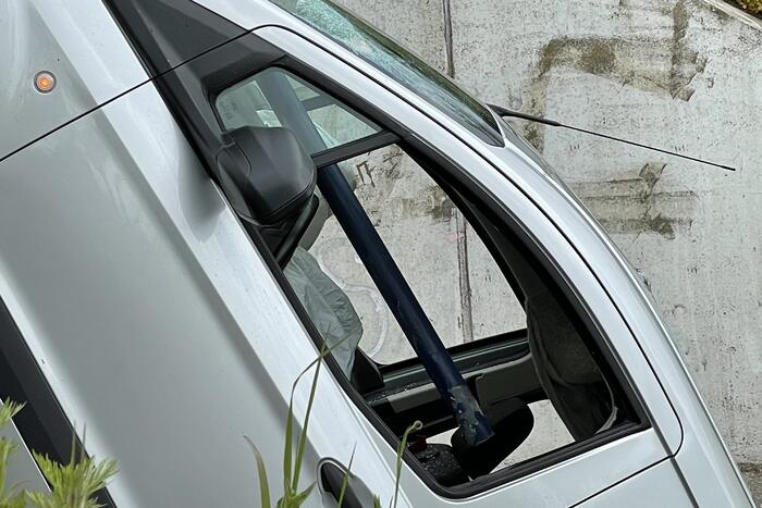 Bestelbus eindigt tegen viaduct