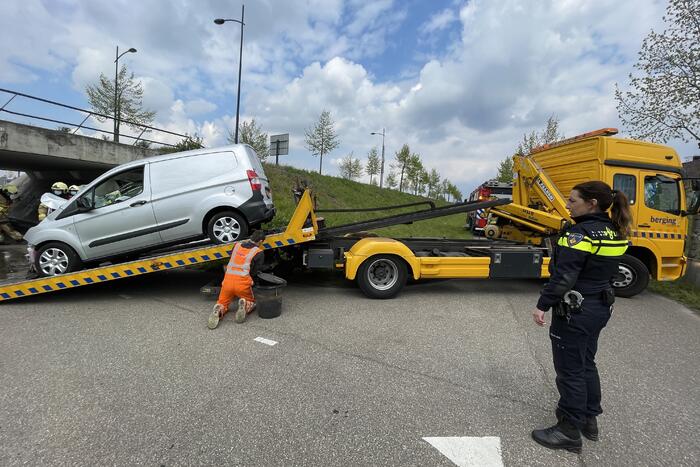 Bestelbus eindigt tegen viaduct