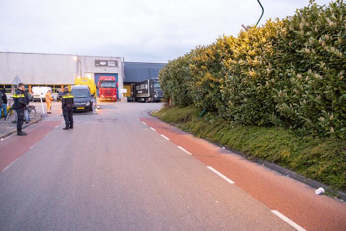 Auto vliegt uit de bocht op bedrijventerrein Zuidwenk