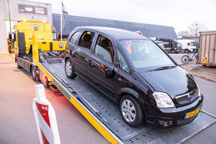 Auto vliegt uit de bocht op bedrijventerrein Zuidwenk