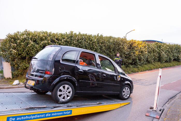 Auto vliegt uit de bocht op bedrijventerrein Zuidwenk