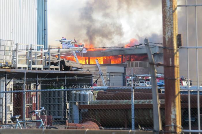 Grote uitslaande brand in appartement boven bedrijf