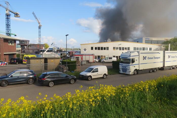 Grote uitslaande brand in appartement boven bedrijf