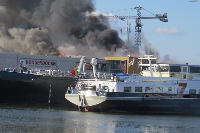 Grote uitslaande brand in appartement boven bedrijf