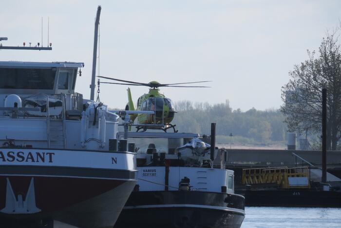 Grote uitslaande brand in appartement boven bedrijf