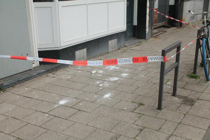 Afzetting door betonbrokken van balkon