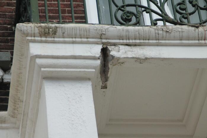 Afzetting door betonbrokken van balkon