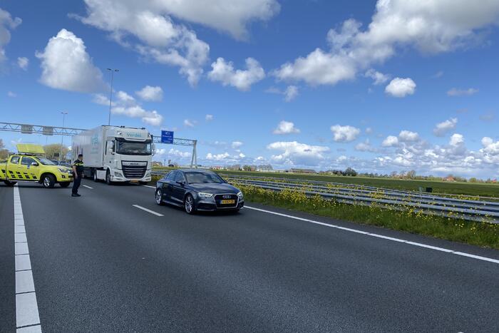 Motorrijder en auto botsen op snelweg