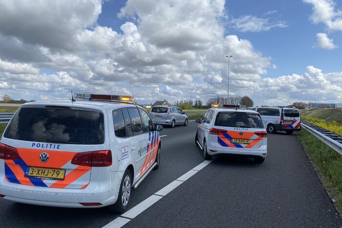 Motorrijder en auto botsen op snelweg