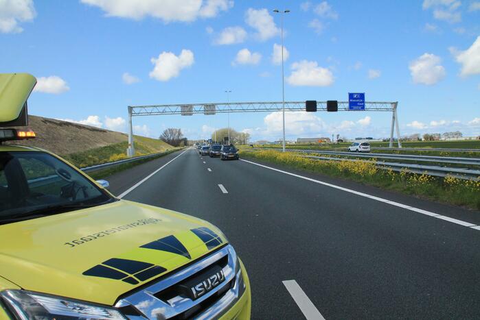 Motorrijder en auto botsen op snelweg