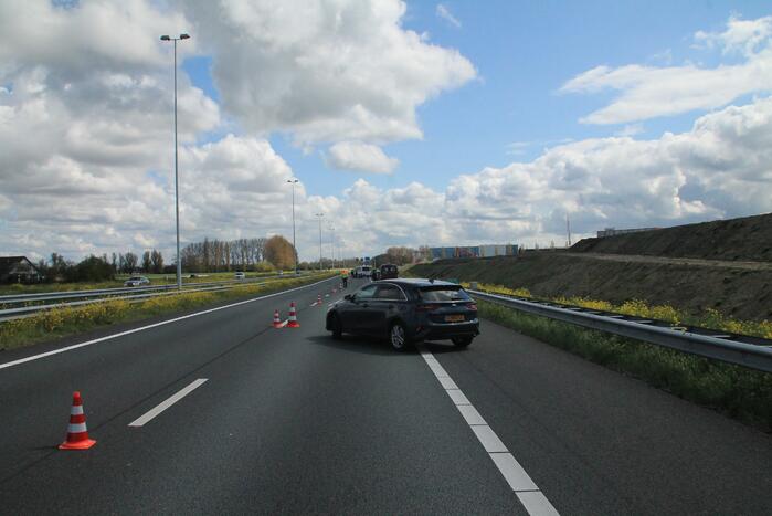 Motorrijder en auto botsen op snelweg