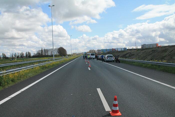 Motorrijder en auto botsen op snelweg