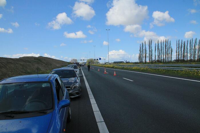 Motorrijder en auto botsen op snelweg