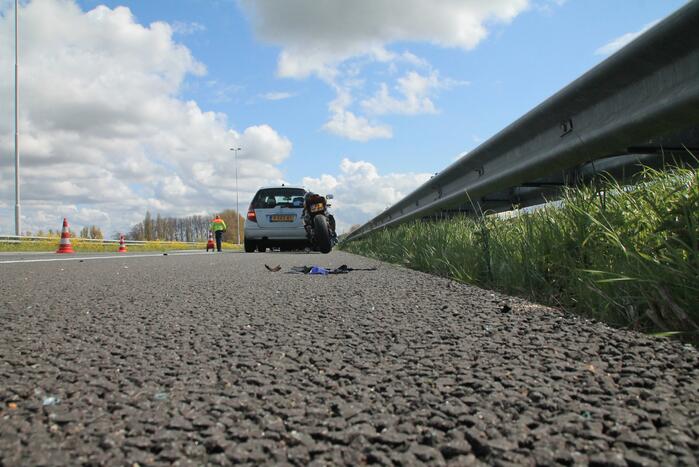 Motorrijder en auto botsen op snelweg