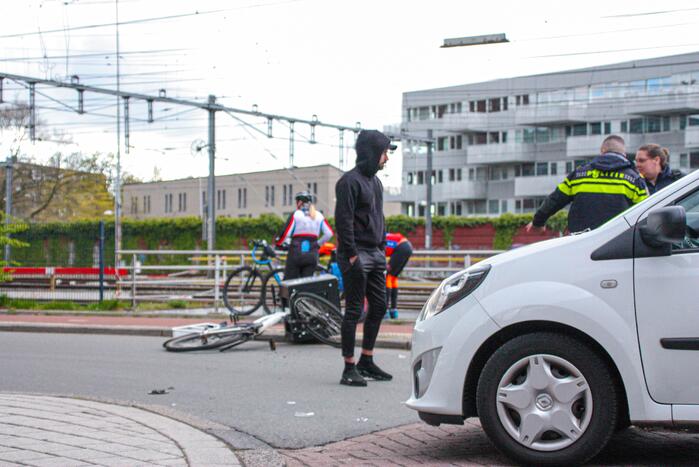 Maaltijdbezorger op e-bike botst met auto