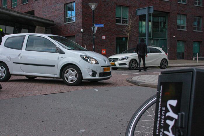 Maaltijdbezorger op e-bike botst met auto