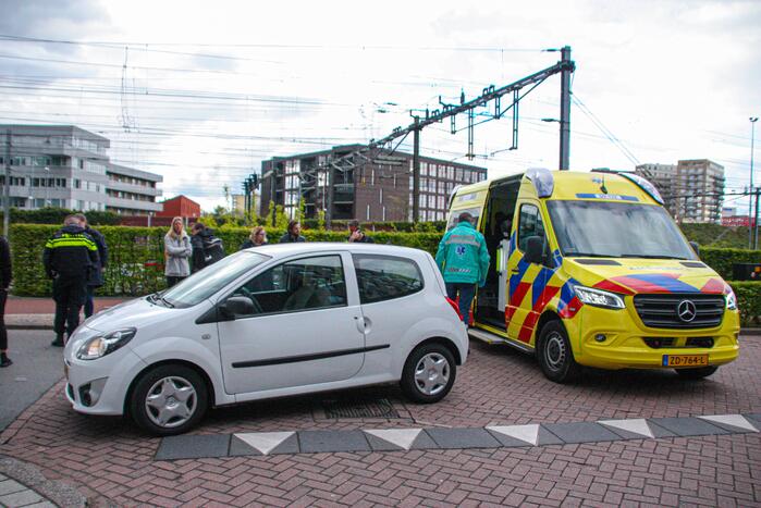 Maaltijdbezorger op e-bike botst met auto