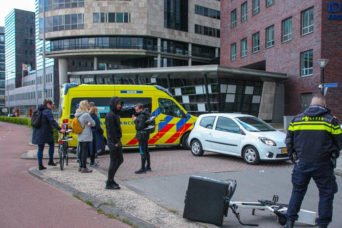 Maaltijdbezorger op e-bike botst met auto