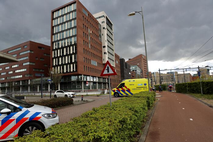 Maaltijdbezorger op e-bike botst met auto