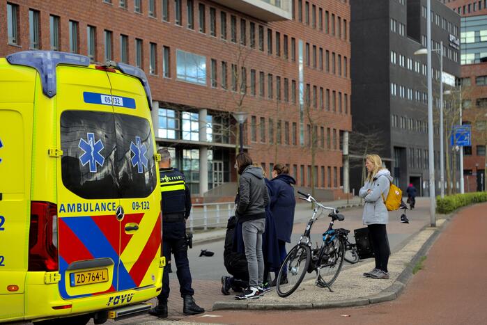 Maaltijdbezorger op e-bike botst met auto