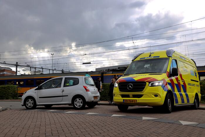 Maaltijdbezorger op e-bike botst met auto