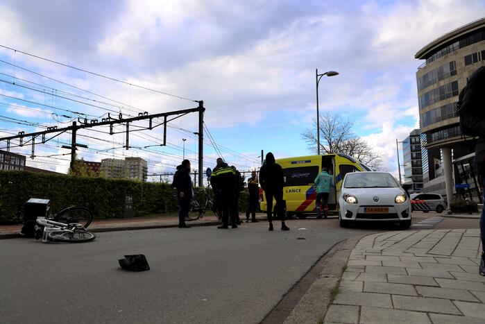 Maaltijdbezorger op e-bike botst met auto