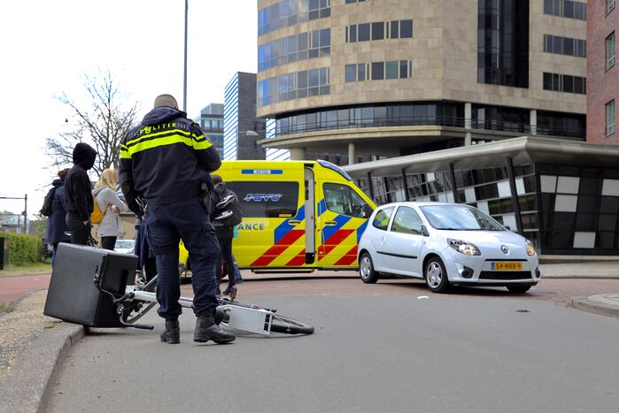 Maaltijdbezorger op e-bike botst met auto