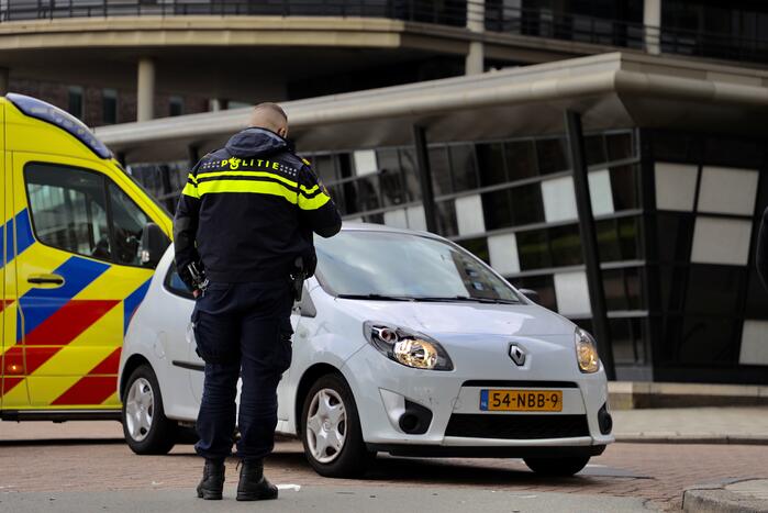 Maaltijdbezorger op e-bike botst met auto